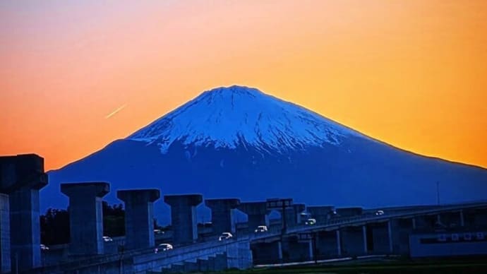 『御殿場へ山を降りる途中の富士山を···』