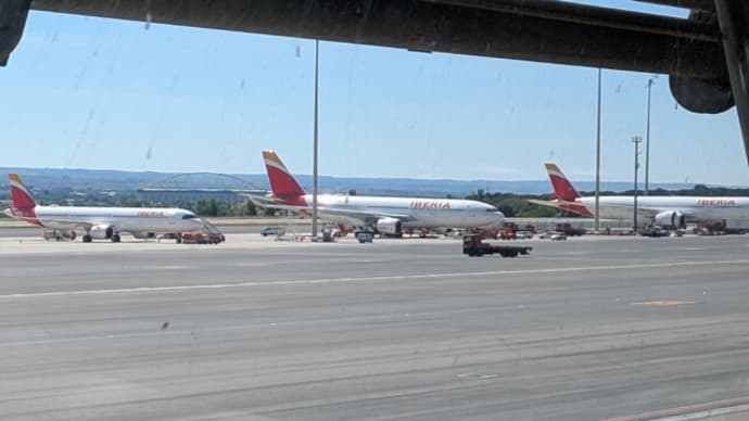 『Madrid airportのIberiaのloungeに···』