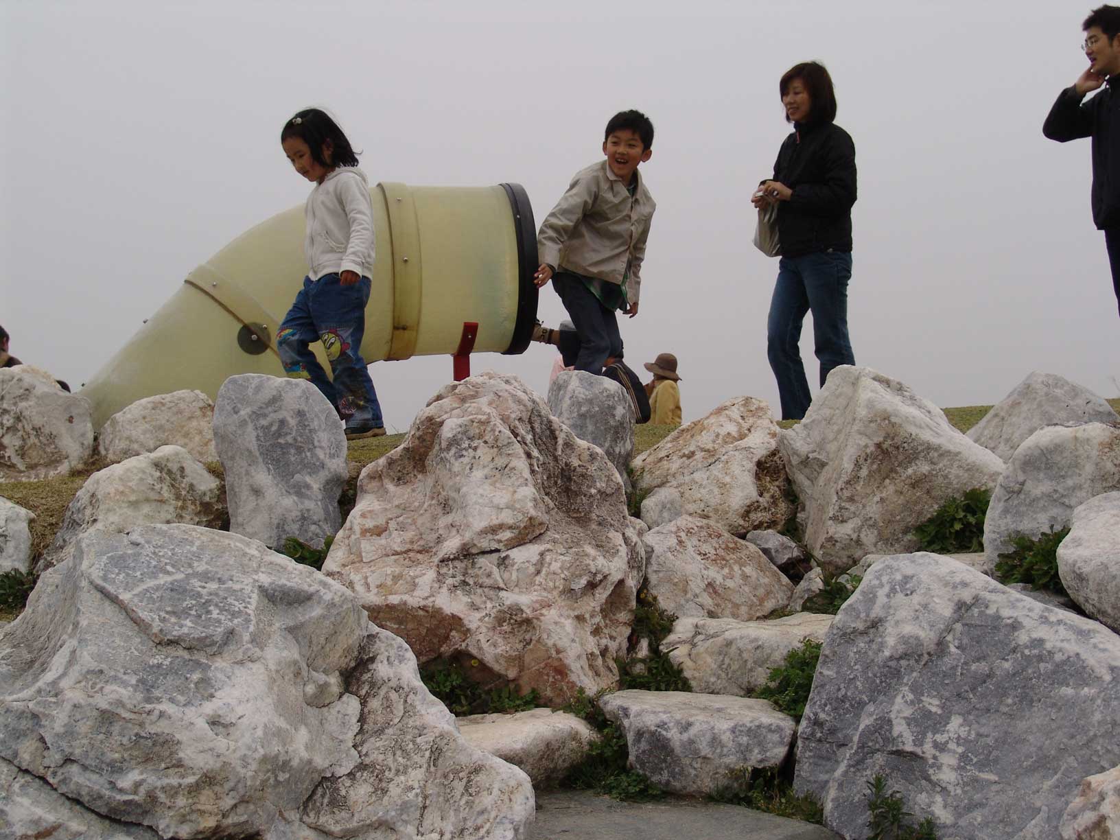 2006.4.9 石灰岩の遊具